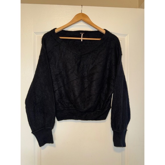 Free People black cropped sweater size Large - Picture 1 of 5